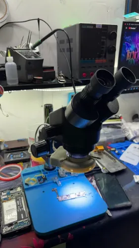 Microscópio binocular
