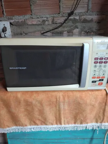 Vendo micro-ondas com defeito