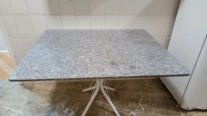 Mesa com tampo de granito 115x92cm.