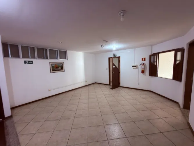 Alugo sala comercial com banheiro e Habites comercial em ótima localização na Av. Olivia F