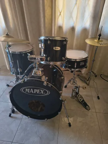 Bateria Mapex com pratos.