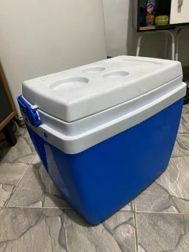 Cooler 34L azul e branco - apoio p/ copo na tampa