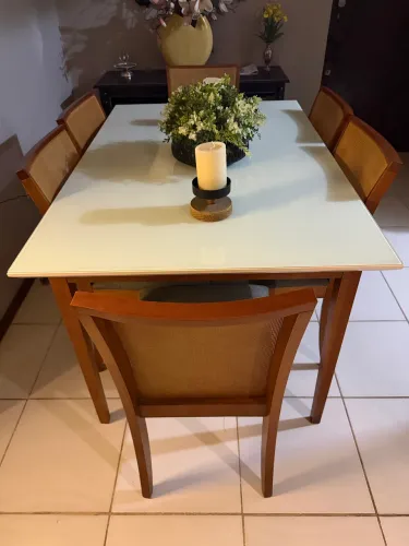Conjunto de mesa retangular com 6 cadeiras
