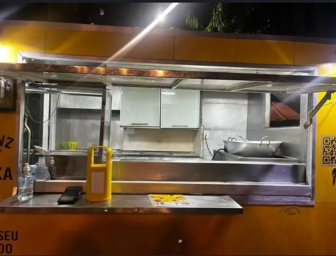 Repasso Food truck acabamento em Inox e Acm, ponto com 10 anos excelente localidade