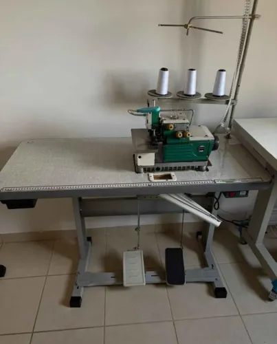 Máquina de costura overclock yamata