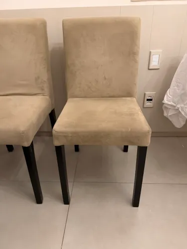 Linda mesa de jantar com 5 cadeiras