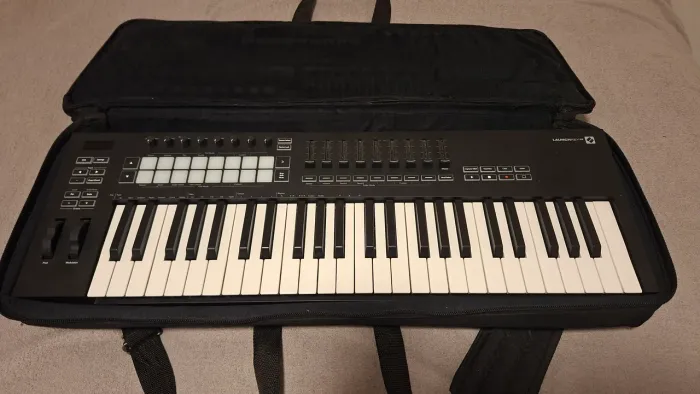 Controlador Novation Launchkey MK3 49