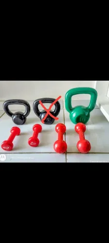 Halteres e kettlebells emborrachados