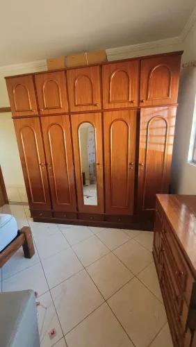 Guarda roupa + cômoda + criado madeira