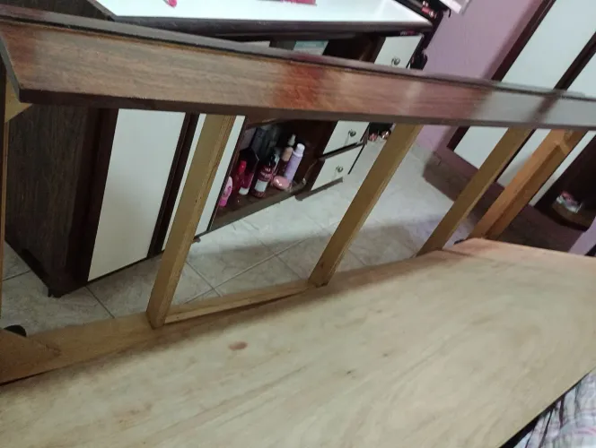 Vendo esse dormitório de solteiro de madeira