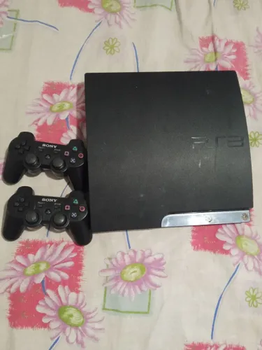 Playstation 3 slim desbloqueado, precisando atualizar e fazer uma limpeza interna.