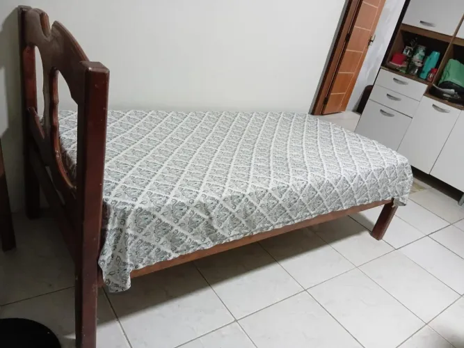 Cama solteiro de madeira