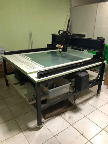 CNC Router com banca e usada apenas 6x, muito nova!
