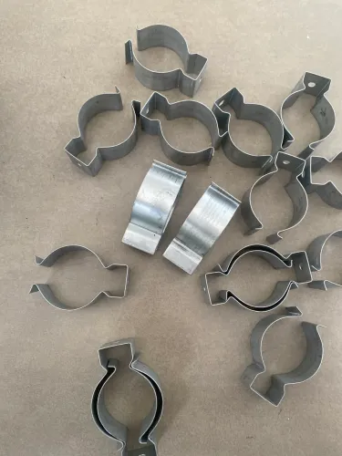 Kit com 23 abraçadeiras de eletrodutos NOVOS