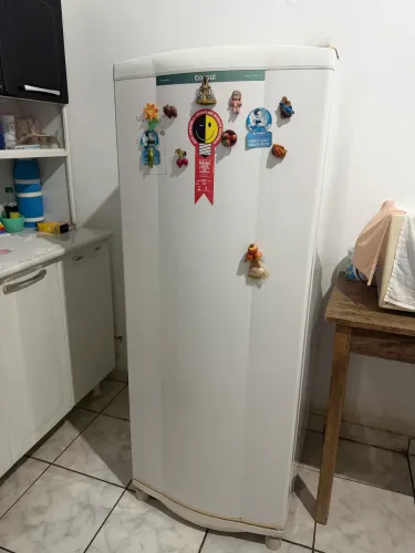 Vende-se uma geladeira em ótimo estado, nunca deu defeito