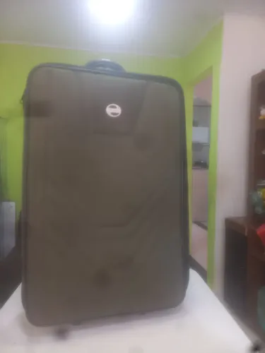 MALA VILLAGE NOVA. É um material de boa qualidade,e leve.mala bonita e bem feita.