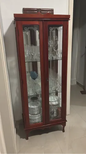 Cristaleira mogno