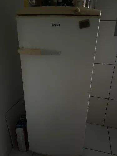 Vende se geladeira