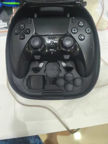 Controle Dual Sense Edge preto com TMR instalados.