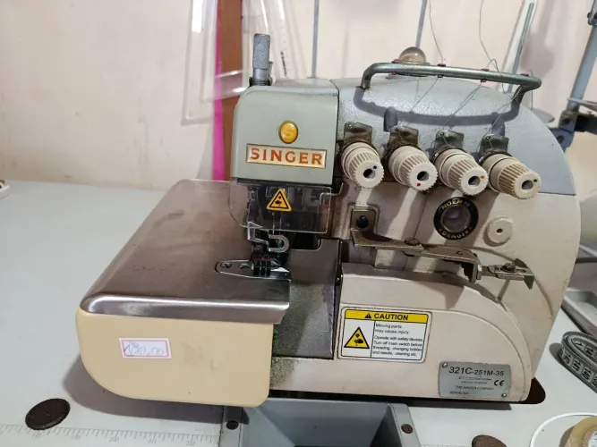 Máquina de costura overlock industrial Singer 
