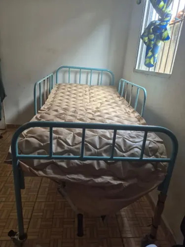 Cama hospitalar manual com 2 manivelas, colchão antiescara pneumático + bomba