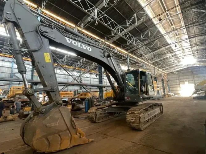 ESCAVADEIRA VOLVO EC480 LOCAÇAO
