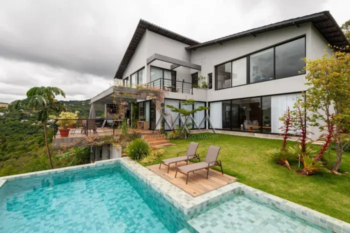 Casa à Venda no Condomínio Vila Castela| 450m² - 3 suítes