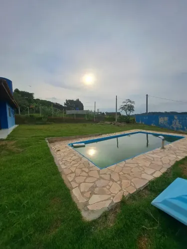 CHÁCARA PRONTA E CHARMOSA EM MARINQUE COM PISCINA EM CONDOMÍNIO
