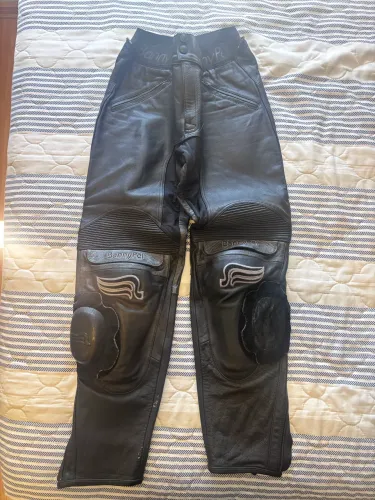 Traje em couro para motociclista