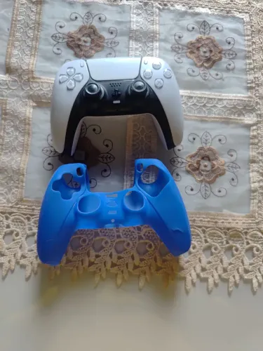 Controle PlayStation 5 zerado com capinha de silicone