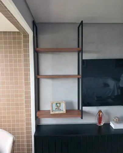 prateleira de canto em sala