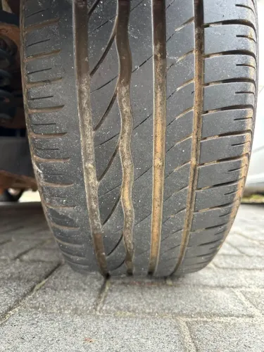 4 Pneus Aro 17 - 2 (225/50) e 2 (215/50)
