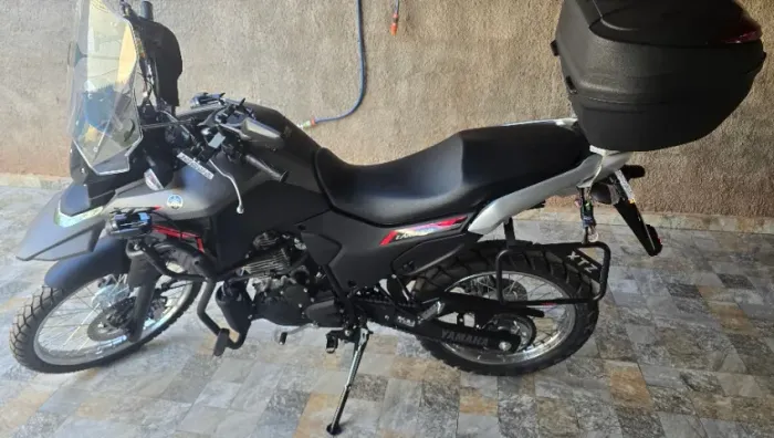 Lander 250 Conected, com protetor de carenagem e bau