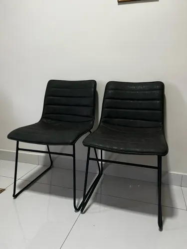 Cadeiras pretas com base de ferro