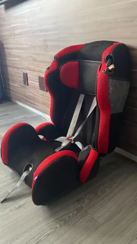 Cadeirinha Infantil para Carro - Preta e Vermelha
