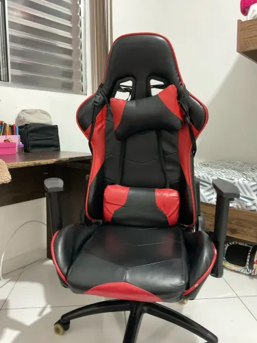 Cadeira gamer preta e vermelha