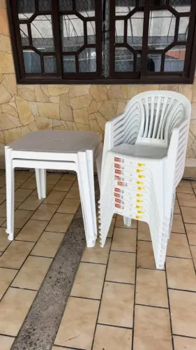 Jogo de mesas e cadeiras de plástico