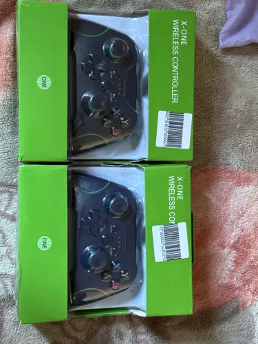 2 controles Xbox one e pc lacrado