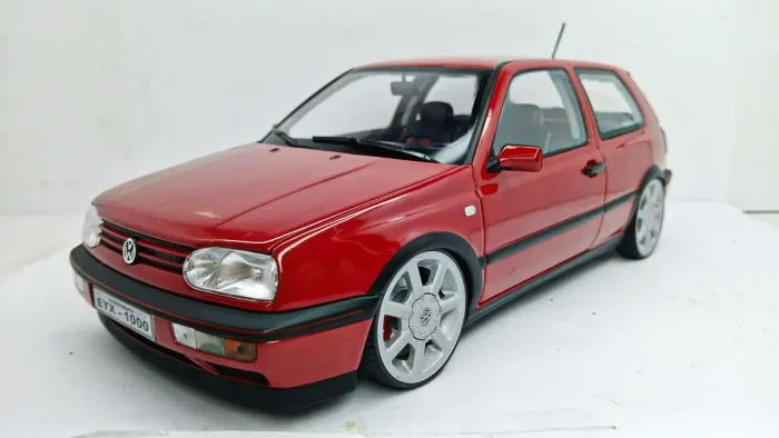 Miniatura Volkswagen Golf VR6 1/18