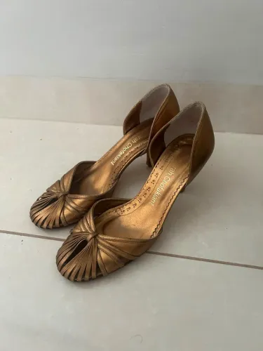 Sapato scarpin de couro dourado envelhecido, Sarah Chofakian.