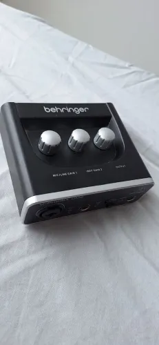 Interface de som Behringer U-Phoria UM2