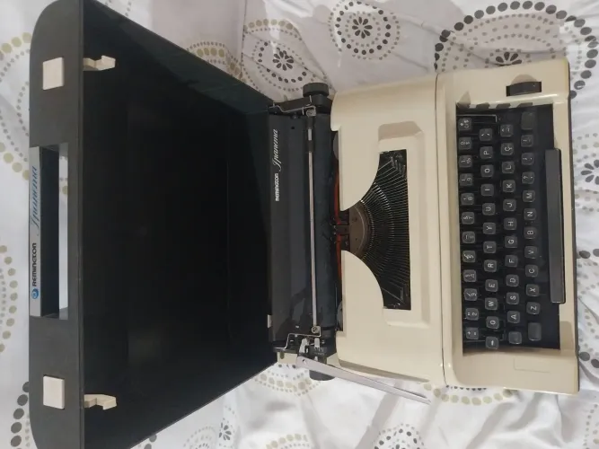 Máquina De Escrever Remington Ipanema Antiga Com Maleta Original