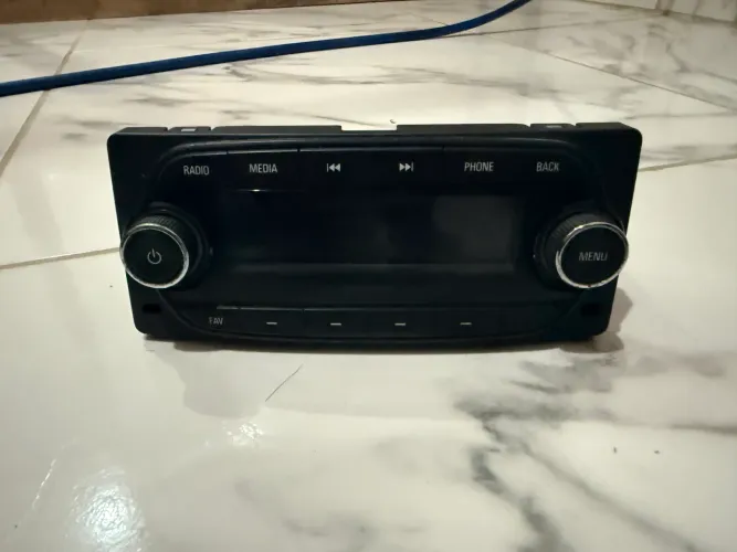 Som Original Chevrolet Onix bluetooth + moldura cor de luzes branco 