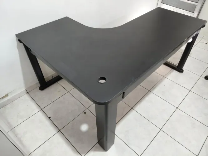 Mesa de escritório em L