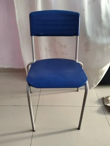 Cadeiras de ferro com assento de plástico 