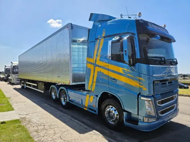 Volvo FH 460 6x2 Globetrotter Ano 21 personalizado + Baú 2 Eixos Nostra 30 plt 0km 15.40m