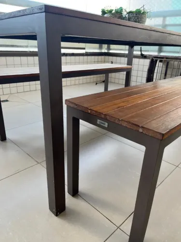 Mesa retangular com bancos em madeira - tidelli