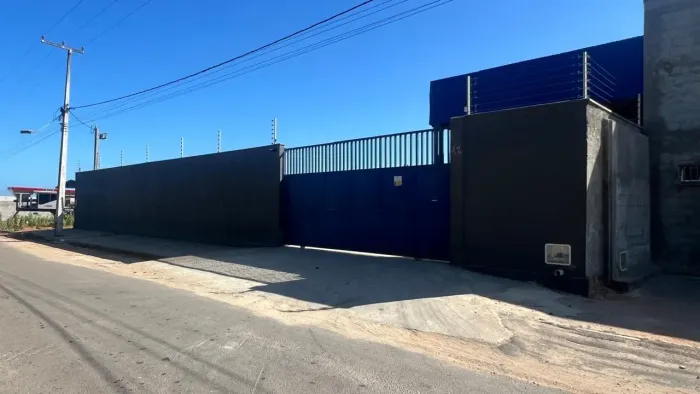 Galpão, Itaitinga, 990m2, Prédio Completo com Salas, Piso Industrial, Banheiros e Cozinha.
