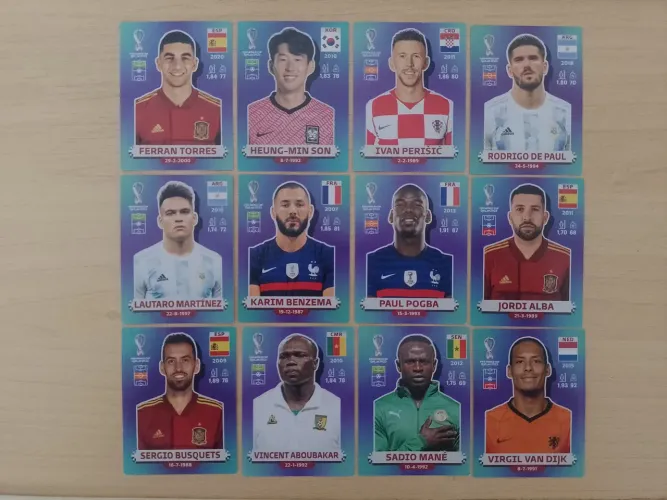 Lote com 12 figurinhas da copa de 2022 .