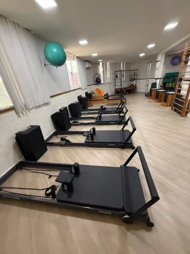 Reformer Advanced + plataforma de extensão, prancha de salto e caixa do reformer